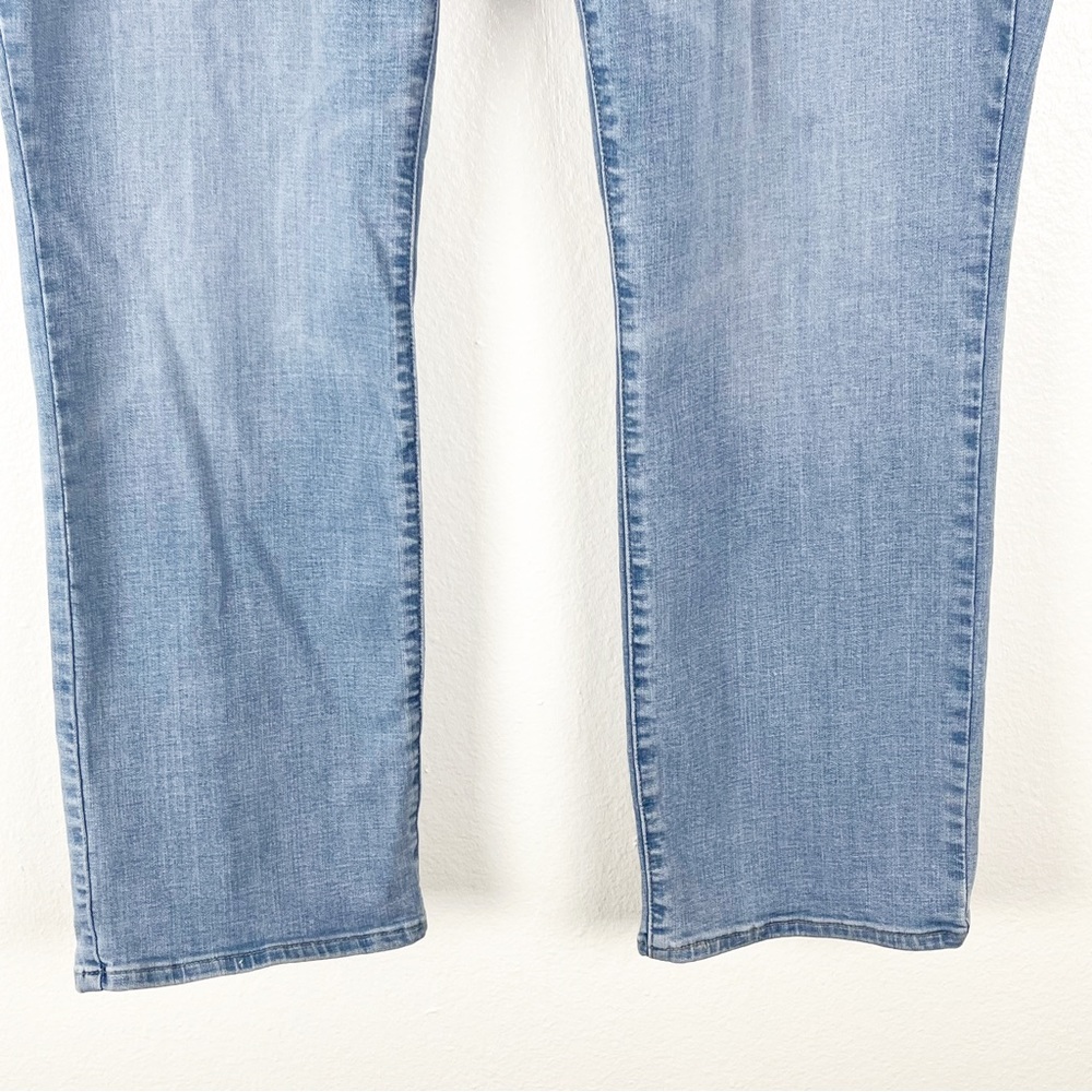 LEVI’S Light Wash Classic Straight High Rise Jeans, Size 22W - Picture 11 of 11